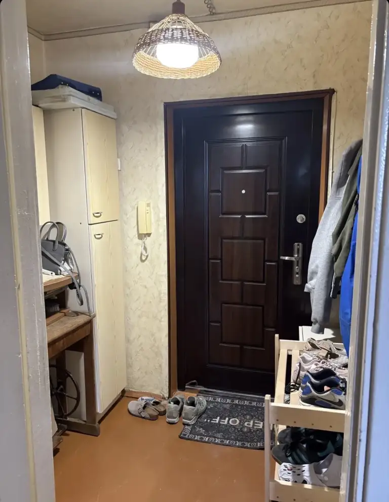 Собственник!! Продам 1 комнатную квартиру ворошиловский район, пр. Ильича, ориентир набережная, рядом остановки в разные части города, в доме находится круглосуточный продуктовый магазин, через дорогу набережная. Квартира требует косметического ремонта, лоджия и окна пластик, двери входные поменяны, из техника машинка автомат, водонагреватель, кондиционер, смарт тв, микроволновая печь. Этажность в доме 12, квартира на 6 этаже, окна во двор. 4 300 000 руб. - фотография - 2
