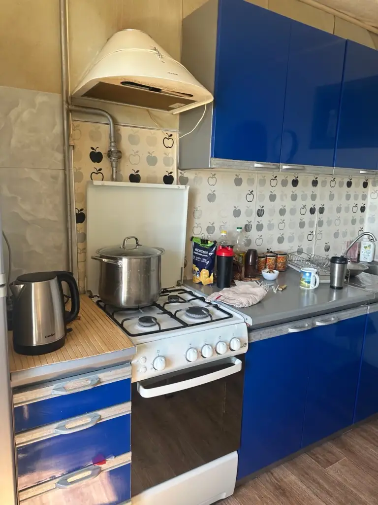Продам 3- х комнатную квартиру куйбышевский район.
₽ 5 300 000
Торг возможен
Адрес:
Офицерский проспект 66, район куйбышевский, донецк, донецкая народная республика,
Количество комнат:
3
Общая площадь:
47М2
Жилая площадь:
65М2
Площадь кухни:
10М2
Тип дома:
Кирпичный
Этаж:
4
Этажность дома:
9
Продам отличную 3-х комнатную квартиру в куйбышевскрсм районе, великолепная планировка, все комнаты раздельные, окна пластиковые, комнаты раздельные, вода доходит по графику, отличная планировка, состояние заезжай и живи, рядом с домом развитая инфраструктура, магазины, супермаркеты, школа, детский сад, остановки общественного транспорта по всем направлениям города, парк. Близость к центру донецка. Просмотр квартиры возможен в удобное для вас время, по предварительной договорённости, звоните для записи на просмотр, документы егрн готовы. Собственник один на сделке. Прописанных нет. Видеообзор квартиры пришлю вам по вашему запросу. - фотография - 4