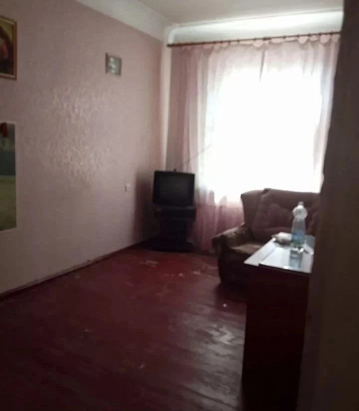 Продам 3- х комнатную в кировском районе, возле стадиона кировец, рядом бассейн, кировец, вода по графику, колонка газовая, комнаты раздельные, рядом магазины, школа, детский сад, остановки общественного транспорта, общая площадь 65 м2, просмотр возможен по вашему запросу, торг при просмотре, документы егрн, звоните для записи на просмотр. - фотография - 3