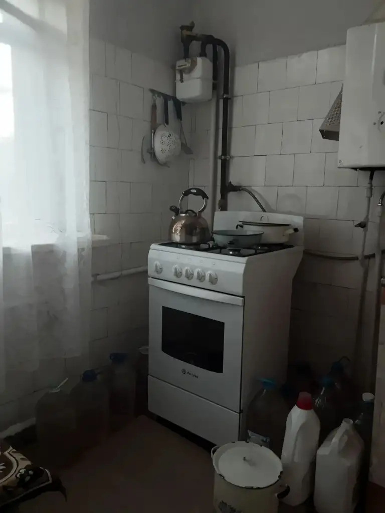 Продам 3- х комнатную в кировском районе, возле стадиона кировец, рядом бассейн, кировец, вода по графику, колонка газовая, комнаты раздельные, рядом магазины, школа, детский сад, остановки общественного транспорта, общая площадь 65 м2, просмотр возможен по вашему запросу, торг при просмотре, документы егрн, звоните для записи на просмотр. - фотография - 7