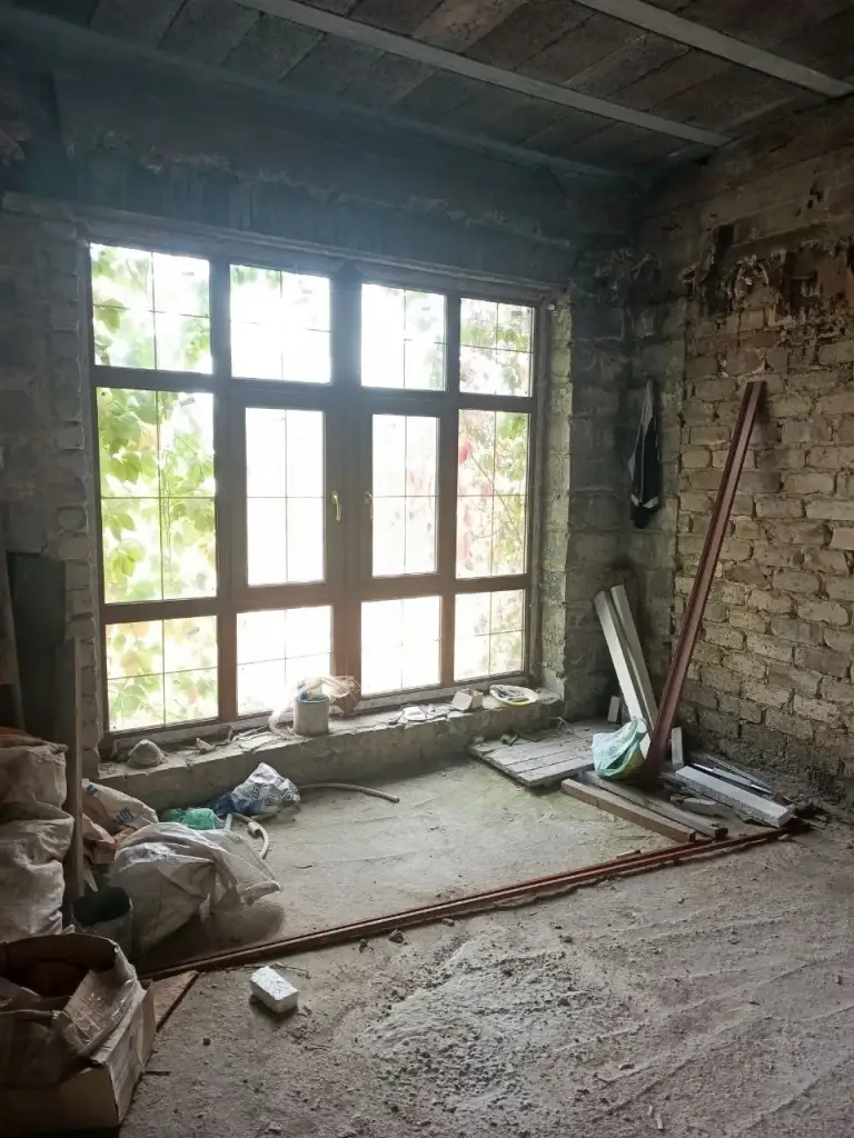 Продам дом переулок покрышева, 5 минут до донецк сити.
Продам дом новой постройки под чистовую отделку, центр города улица артема в шаговой доступности.
Проект дома планировали для проживания нескольких семей.
Просторная гостиная, веранда, гардеробная, санузел первого этажа.
Второй уровень : три спальни, санузел, спортзал, гардеробная.
Третий уровень: открытое пространство, новый собственник будет зонировать под свои требования. Гараж на две машины.
4,5 Соток приватизированной земли. - фотография - 4