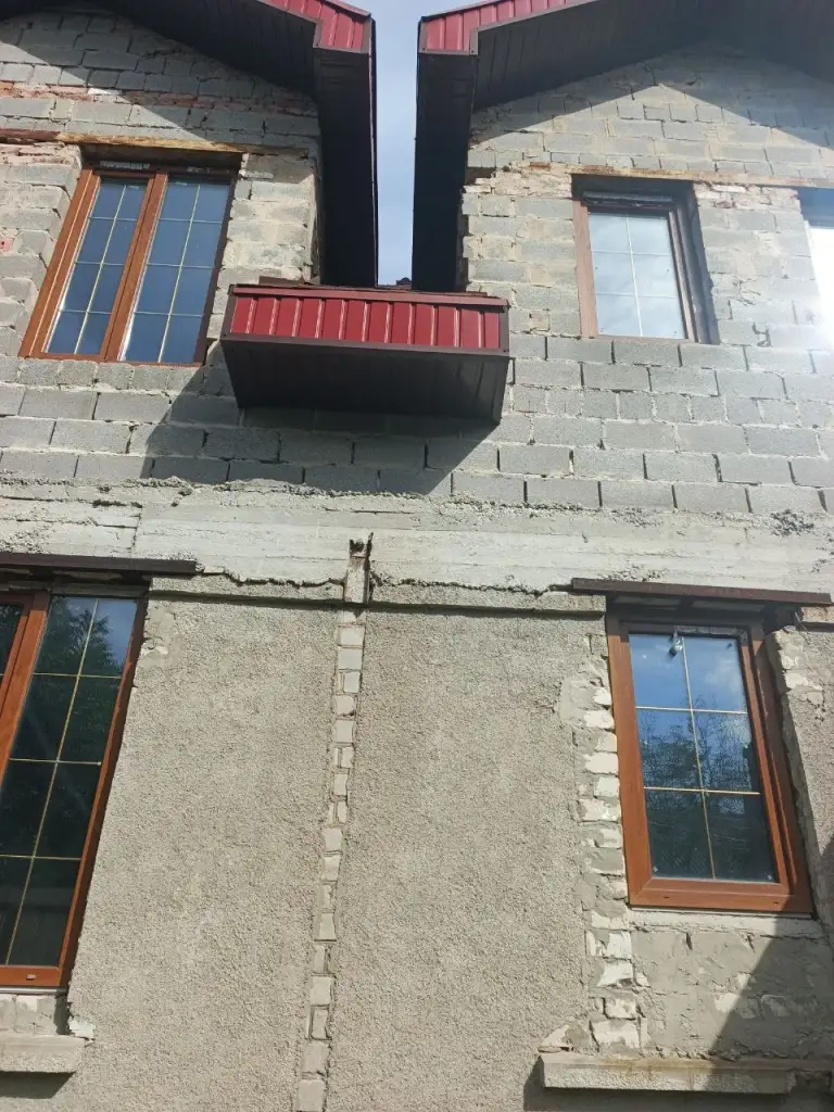 Продам дом переулок покрышева, 5 минут до донецк сити.
Продам дом новой постройки под чистовую отделку, центр города улица артема в шаговой доступности.
Проект дома планировали для проживания нескольких семей.
Просторная гостиная, веранда, гардеробная, санузел первого этажа.
Второй уровень : три спальни, санузел, спортзал, гардеробная.
Третий уровень: открытое пространство, новый собственник будет зонировать под свои требования. Гараж на две машины.
4,5 Соток приватизированной земли. - фотография - 2