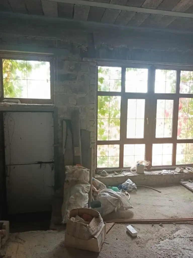 Продам дом переулок покрышева, 5 минут до донецк сити.
Продам дом новой постройки под чистовую отделку, центр города улица артема в шаговой доступности.
Проект дома планировали для проживания нескольких семей.
Просторная гостиная, веранда, гардеробная, санузел первого этажа.
Второй уровень : три спальни, санузел, спортзал, гардеробная.
Третий уровень: открытое пространство, новый собственник будет зонировать под свои требования. Гараж на две машины.
4,5 Соток приватизированной земли. - фотография - 5