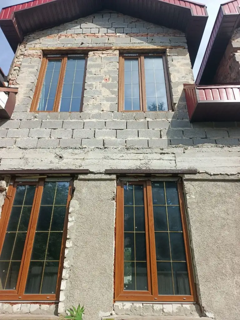 Продам дом переулок покрышева, 5 минут до донецк сити.
Продам дом новой постройки под чистовую отделку, центр города улица артема в шаговой доступности.
Проект дома планировали для проживания нескольких семей.
Просторная гостиная, веранда, гардеробная, санузел первого этажа.
Второй уровень : три спальни, санузел, спортзал, гардеробная.
Третий уровень: открытое пространство, новый собственник будет зонировать под свои требования. Гараж на две машины.
4,5 Соток приватизированной земли. - фотография - 1
