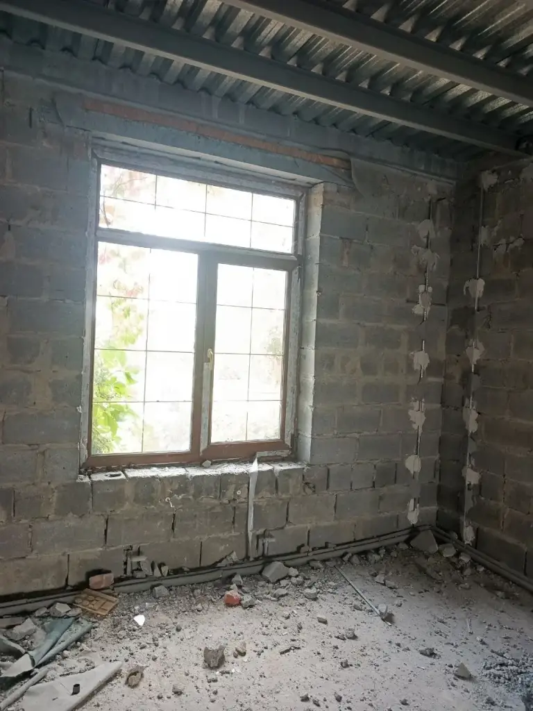 Продам дом переулок покрышева, 5 минут до донецк сити.
Продам дом новой постройки под чистовую отделку, центр города улица артема в шаговой доступности.
Проект дома планировали для проживания нескольких семей.
Просторная гостиная, веранда, гардеробная, санузел первого этажа.
Второй уровень : три спальни, санузел, спортзал, гардеробная.
Третий уровень: открытое пространство, новый собственник будет зонировать под свои требования. Гараж на две машины.
4,5 Соток приватизированной земли. - фотография - 7