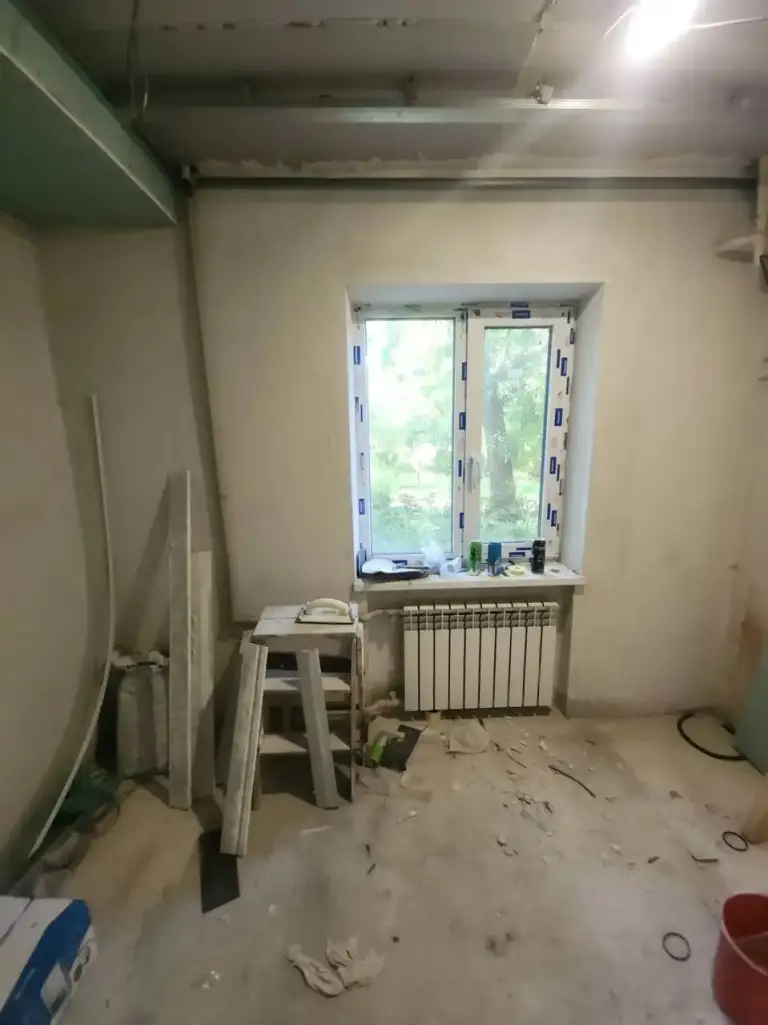 2К. Квартира — буденновский район, ул. Багратиона, 39
Общая площадь — 40 кв. М.
Этаж: 1/4

Квартира в кирпичном доме, высокий цоколь. Неоконченный ремонт. Полы с подогревом в кухне, ванной и коридоре.

Дом расположен во дворе. Под окнами есть небольшой садик с кустами смородины. Ориентир — майский рынок. Собственник в городе.

— Стоимость: **3 000 000 ₽**
+7(949)105-35-35, Виктория - фотография - 3