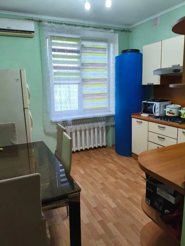 2К. Квартира — ворошиловский район, ул. Гурова
Этаж: 4/5

Квартира в сталинском доме, рядом с донну. Есть вся мебель и бытовая техника.

Установлена накопительная система на 500 литров.
Для одного мужчины.

— Стоимость: **50 000 ₽**
+7(949)105-35-35, Виктория - фотография - 9