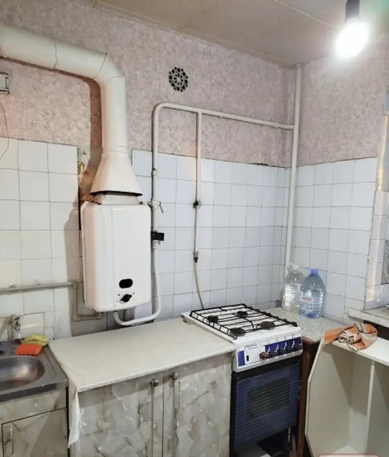 Продается 1 комнатная квартира ул. Ленина (между остановкой почта и бутовский поворот), дом кирпичный, 4/5, входная дверь железная, колонка, трубы на коммуникации поменяны, обычное состояние. Рядом школа, супермаркет, остановка, прямой транспорт на донецк. Документы к продаже готовы, ан +79493895347, +79494868504 - фотография - 4