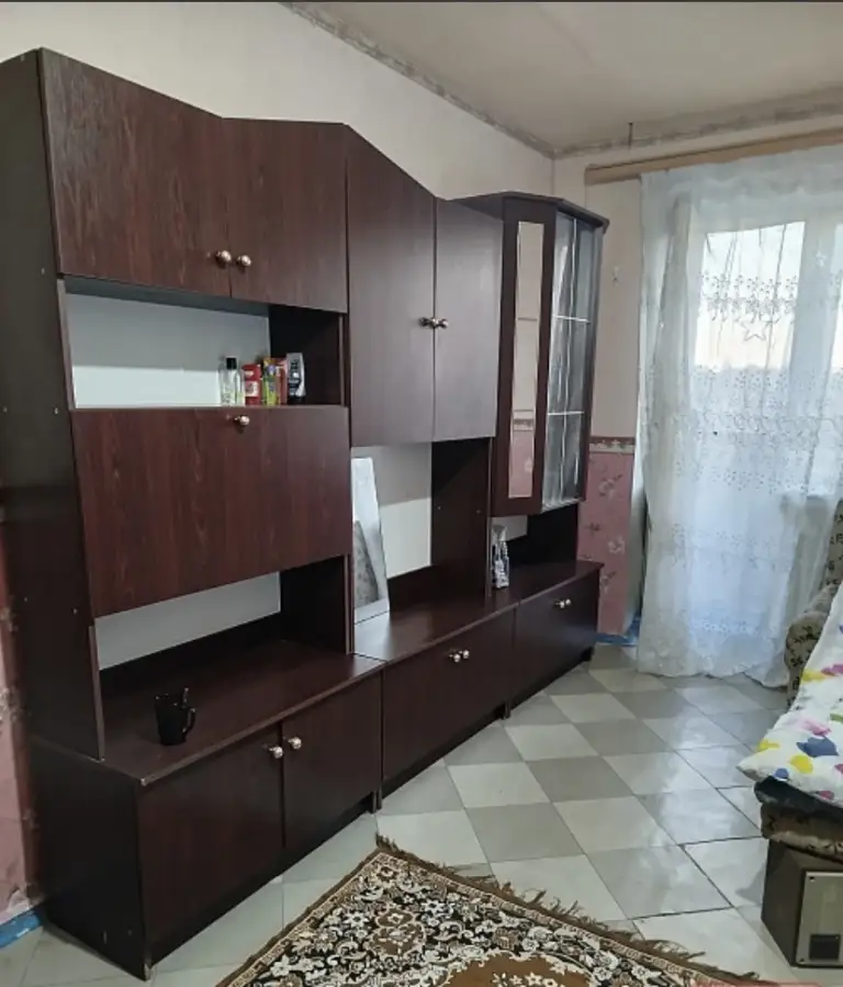 Продается 1 комнатная квартира ул. Ленина (между остановкой почта и бутовский поворот), дом кирпичный, 4/5, входная дверь железная, колонка, трубы на коммуникации поменяны, обычное состояние. Рядом школа, супермаркет, остановка, прямой транспорт на донецк. Документы к продаже готовы, ан +79493895347, +79494868504 - фотография - 1
