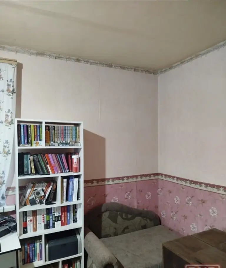 Продается 1 комнатная квартира ул. Ленина (между остановкой почта и бутовский поворот), дом кирпичный, 4/5, входная дверь железная, колонка, трубы на коммуникации поменяны, обычное состояние. Рядом школа, супермаркет, остановка, прямой транспорт на донецк. Документы к продаже готовы, ан +79493895347, +79494868504 - фотография - 2