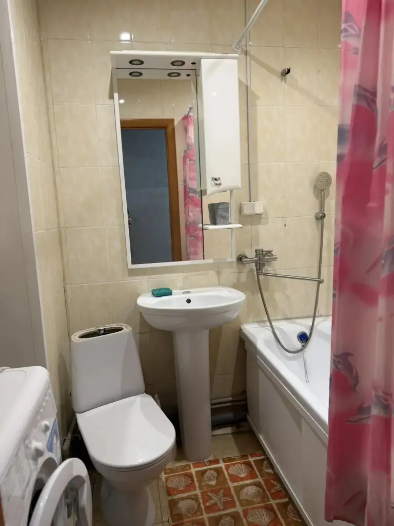 Продам просторную 1-комнатную квартиру в центре текстильщика, кировский р-н донецка
Ориентир – 22 училище.
Отличное. Продаётся с мебелью и бт. Площадь 35 м. Кв. Больше фото по запросу
Цена 3,3 млн. Собственник в донецке.
+7 949 336 13 92
+7 951 820 32 25 - фотография - 6