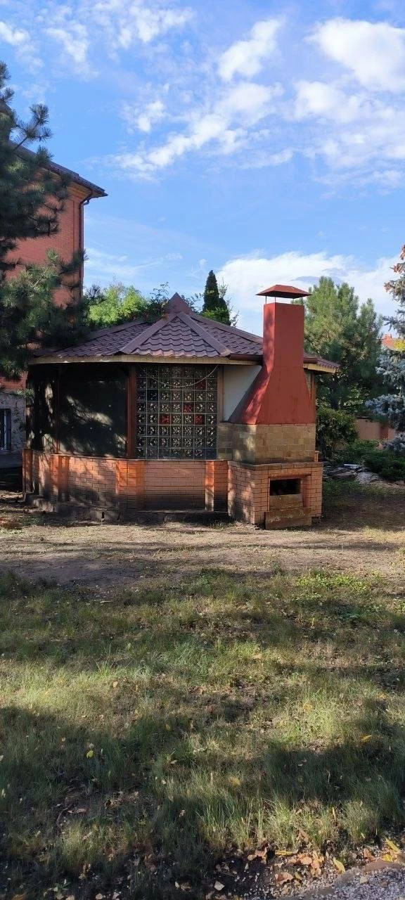 Дом — куйбышевский район, ул. Соловьяненко

Общая площадь — 450 кв. М.

Трёхэтажный дом рядом с гостиницей «прага». На участке 7 соток расположены бассейн, беседка и сауна. В доме 3 санузла и 2 гаража.

Вода подаётся по расписанию. Возможна установка накопительной системы для воды.

— Стоимость: **180 000 ₽**
+7(949)105-35-35, Виктория - фотография - 8
