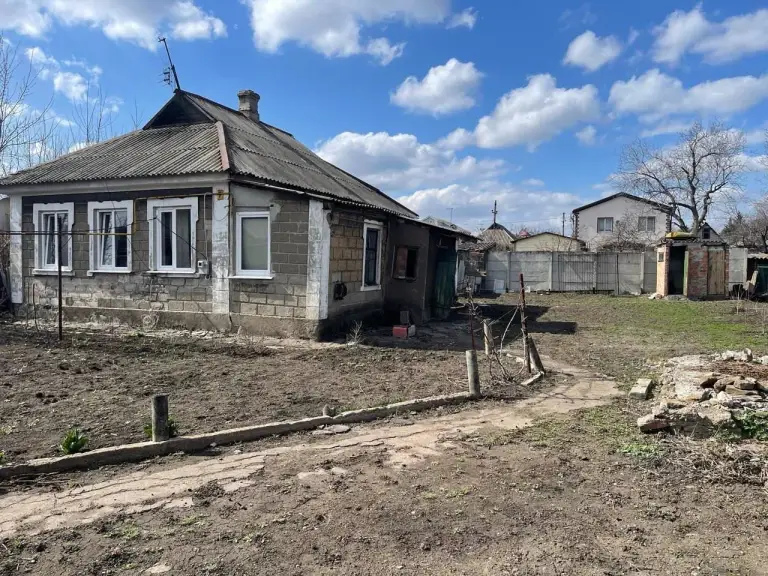 Земельный участок с двумя домами — киевский район, ул. Панкратовой

К продаже предлагается участок площадью 10 соток. На нём расположены два индивидуальных дома площадью 77,6 и 68 кв. М, гараж и летняя кухня.

Подключены газоснабжение, центральный водопровод и два электрических ввода на 220 в с приборами учёта. Также есть действующая скважина. Участок правильной формы, подъезд асфальтирован.

Отличный вариант для реконструкции домов в тихом месте центрального района города. Торг.

— Стоимость: **3 000 000 ₽**
+7(949)105-35-35, Виктория - фотография - 5