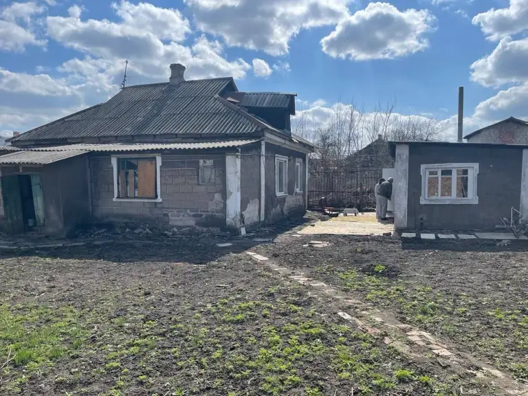 Земельный участок с двумя домами — киевский район, ул. Панкратовой

К продаже предлагается участок площадью 10 соток. На нём расположены два индивидуальных дома площадью 77,6 и 68 кв. М, гараж и летняя кухня.

Подключены газоснабжение, центральный водопровод и два электрических ввода на 220 в с приборами учёта. Также есть действующая скважина. Участок правильной формы, подъезд асфальтирован.

Отличный вариант для реконструкции домов в тихом месте центрального района города. Торг.

— Стоимость: **3 000 000 ₽**
+7(949)105-35-35, Виктория - фотография - 1
