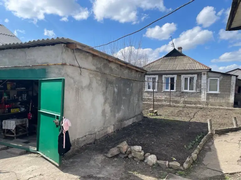 Земельный участок с двумя домами — киевский район, ул. Панкратовой

К продаже предлагается участок площадью 10 соток. На нём расположены два индивидуальных дома площадью 77,6 и 68 кв. М, гараж и летняя кухня.

Подключены газоснабжение, центральный водопровод и два электрических ввода на 220 в с приборами учёта. Также есть действующая скважина. Участок правильной формы, подъезд асфальтирован.

Отличный вариант для реконструкции домов в тихом месте центрального района города. Торг.

— Стоимость: **3 000 000 ₽**
+7(949)105-35-35, Виктория - фотография - 4