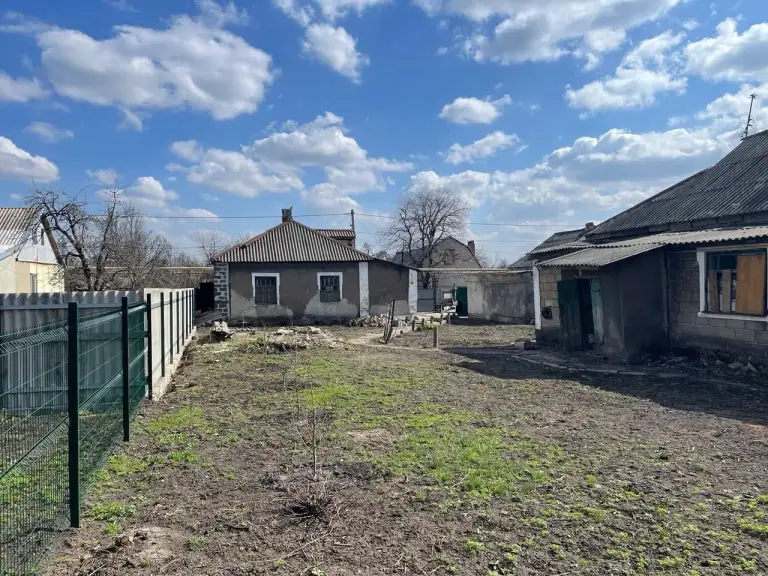 Земельный участок с двумя домами — киевский район, ул. Панкратовой

К продаже предлагается участок площадью 10 соток. На нём расположены два индивидуальных дома площадью 77,6 и 68 кв. М, гараж и летняя кухня.

Подключены газоснабжение, центральный водопровод и два электрических ввода на 220 в с приборами учёта. Также есть действующая скважина. Участок правильной формы, подъезд асфальтирован.

Отличный вариант для реконструкции домов в тихом месте центрального района города. Торг.

— Стоимость: **3 000 000 ₽**
+7(949)105-35-35, Виктория - фотография - 3