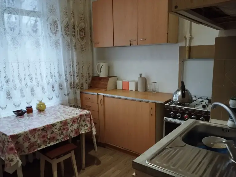 3К. Квартира — ворошиловский район, ул. Щорса, 2
Этаж: 4/4

Квартира в сталинском доме. Вода по графику, газовая колонка.

— Стоимость: **30 000 ₽**
+7(949)105-35-35, Виктория - фотография - 2