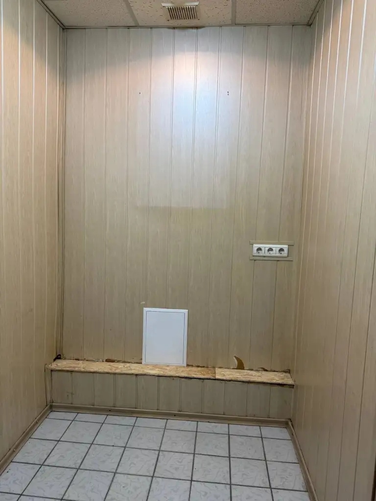 Коммерческое помещение — киевский район, ул. Артема, 197
Общая площадь — 129,5 кв. М
Этаж: 1/9

Помещение напротив «маяка». Кирпичный дом, центральное отопление, вода по графику. Есть цокольный этаж под офисом.

Четыре кабинета, высота потолков — 3,05 м. Предусмотрена парковка. Подходит под офис, хостел, швейный цех, салон красоты и другие виды деятельности.

— Стоимость: **~~3 900 000 ₽~~**
Новая цена: **3 900 000 ₽**

+7(949)105-35-35, Виктория - фотография - 7