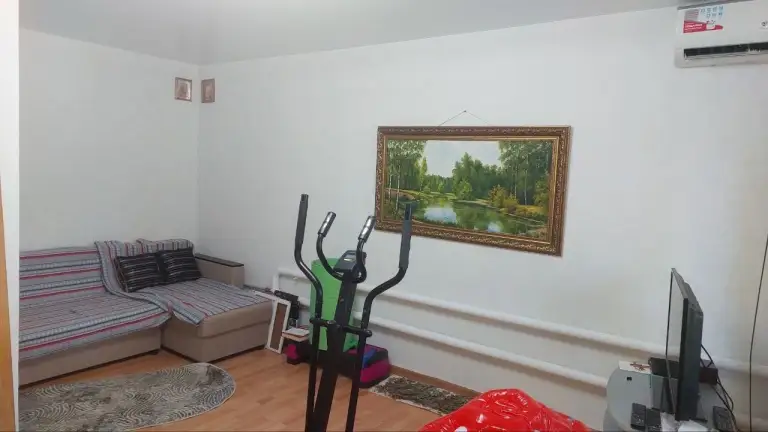 2К. Квартира — кировский район, пересечение ул. Куприна и ул. Кирова
Общая площадь — 50 кв. М.
Продаётся 1/3 дома. Квартира на земле, 2 комнаты. Торг.
— Стоимость: **2 600 000 ₽**
+7(949)105-35-35, Виктория - фотография - 7