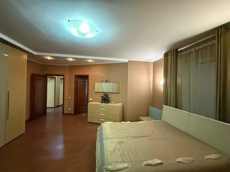4К. Квартира — ворошиловский район, пер. Орешково
Общая площадь — 230 кв. М.
Этаж: 2/10

Квартира в отличном состоянии с мебелью и техникой, на окнах роллеты, автономное газовое отопление. Оборудован мини спортзал.
Дом кирпичный.

— Стоимость: **18 500 000 ₽**
+7(949)105-35-35, Виктория - фотография - 6