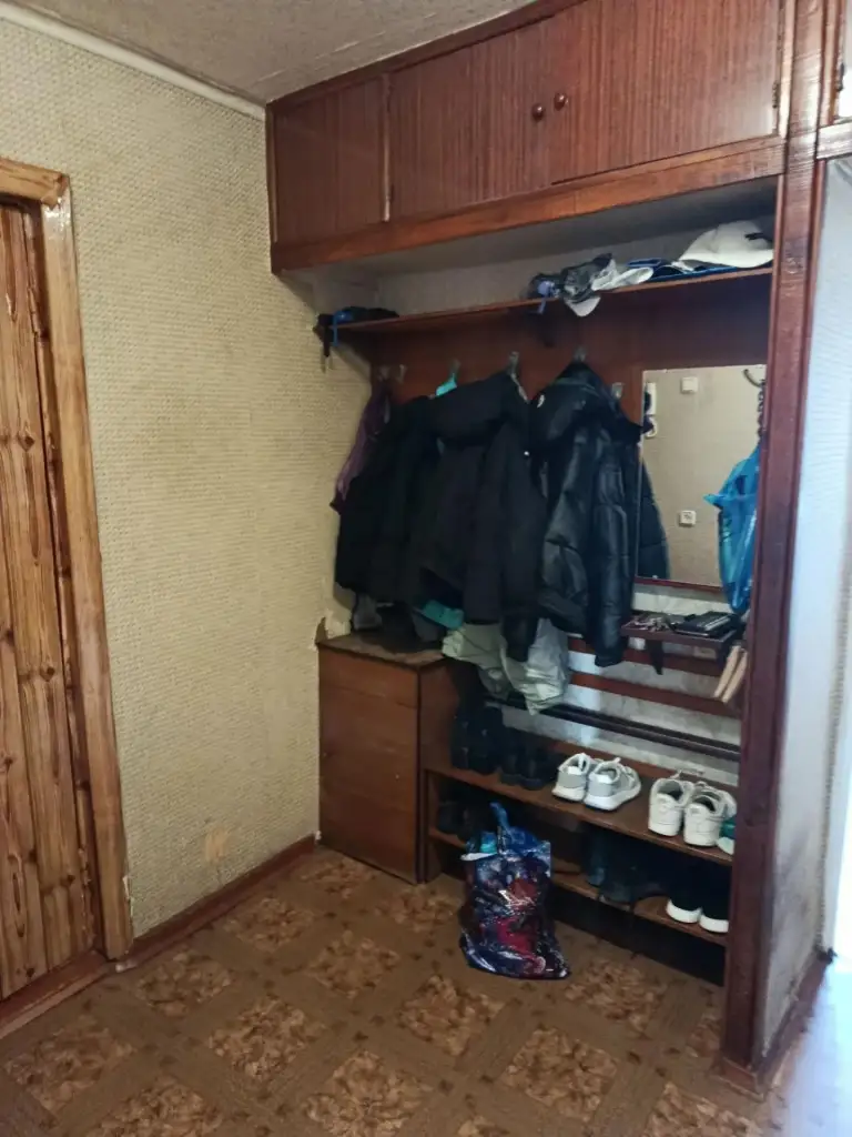 Продам 3-комнатную квартиру на пл. Свободы, кировский р-н донецка.
Отличный 3 этаж /5. Все комнаты раздельные. Жилая, под ремонт.
Рядом магазины, школа, детсад, спорткомплекс, дк франко, хорошая транспортная развязка.
65 М2, документы готовы. Больше фото по запросу.
Цена 3,8 млн. Собственник в донецке.
+7 949 336 13 92 - фотография - 4