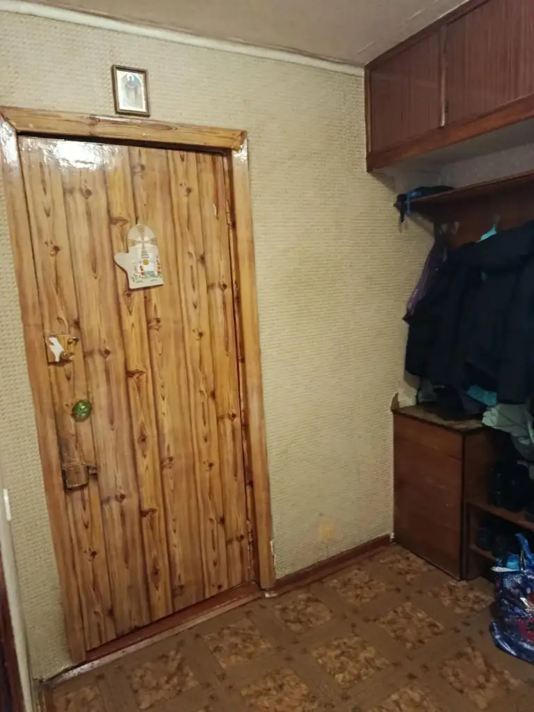 Продам 3-комнатную квартиру на пл. Свободы, кировский р-н донецка.
Отличный 3 этаж /5. Все комнаты раздельные. Жилая, под ремонт.
Рядом магазины, школа, детсад, спорткомплекс, дк франко, хорошая транспортная развязка.
65 М2, документы готовы. Больше фото по запросу.
Цена 3,8 млн. Собственник в донецке.
+7 949 336 13 92 - фотография - 3