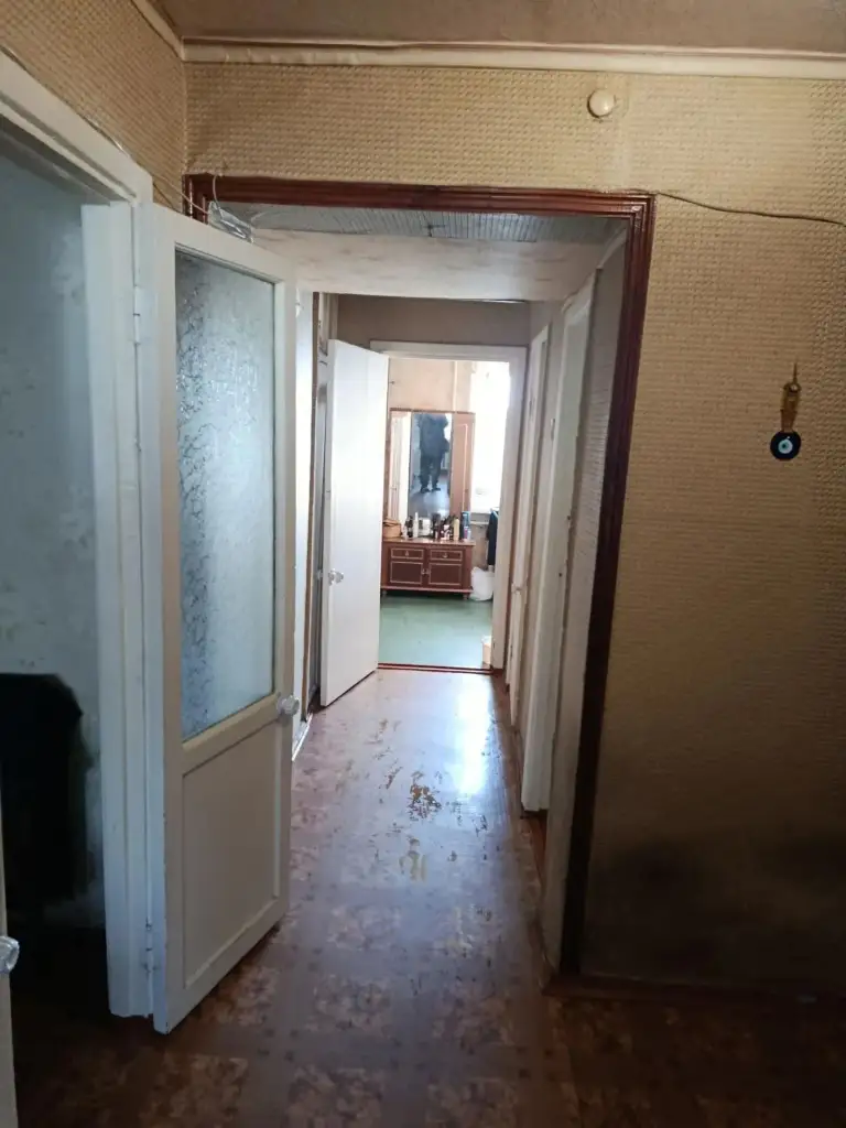 Продам 3-комнатную квартиру на пл. Свободы, кировский р-н донецка.
Отличный 3 этаж /5. Все комнаты раздельные. Жилая, под ремонт.
Рядом магазины, школа, детсад, спорткомплекс, дк франко, хорошая транспортная развязка.
65 М2, документы готовы. Больше фото по запросу.
Цена 3,8 млн. Собственник в донецке.
+7 949 336 13 92 - фотография - 2