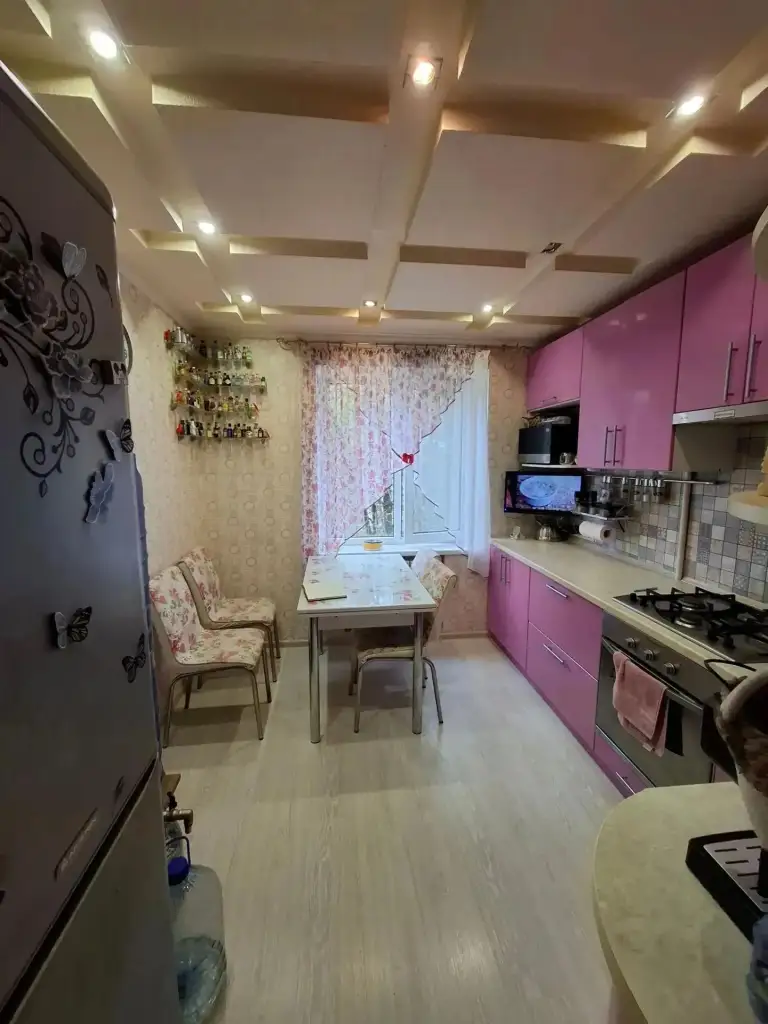 Продам отличную 3-комнатную квартиру в петровском р-не донецка. Ориентир – добровольского.
Отличный 4 этаж /9. Все комнаты раздельные. Современный ремонт. Кухня остаётся.
Рядом магазины, гимназия, детсад, парк петровского, бассейн, рынок, остановка обществ. Транспорта, больница и т. Д.
Документы готовы. Больше фото по запросу.
Цена 6 млн. Собственник в донецке.
+7 949 336 13 92 - фотография - 8
