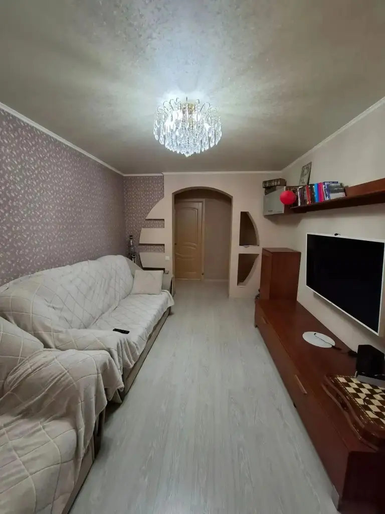 Продам отличную 3-комнатную квартиру в петровском р-не донецка. Ориентир – добровольского.
Отличный 4 этаж /9. Все комнаты раздельные. Современный ремонт. Кухня остаётся.
Рядом магазины, гимназия, детсад, парк петровского, бассейн, рынок, остановка обществ. Транспорта, больница и т. Д.
Документы готовы. Больше фото по запросу.
Цена 6 млн. Собственник в донецке.
+7 949 336 13 92 - фотография - 2