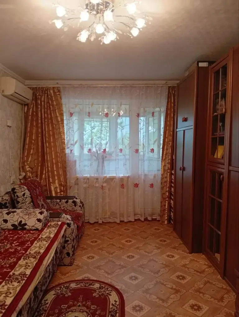 1 Комнатная квартира, ул. Куйбышева (администрация ленинского р-на) г. Донецк
5/5 Эт. Дома,32/16/7 кв. М.
Полный капитальный ремонт 2024 года. Все новое.
Замена труб сантехники и отопления, новые батареи (чугун ).
Новое сантехническое оборудование, мебель в санузле.
Полы керамогранит в прихожей, кухне и санузле; в комнате - линолеум.
Кухня оборудована встроенной мебелью, установлена вся бытовая техника.
В прихожей встроенная гардеробная по типу шкаф - купе, фасад - зеркало.
Новая мебель: диван, кресло, стенка, встроенная мебель на балконе, кондиционер.
Бытовая техника: холодильник, стиральная машина, микроволновка
Оставляем все. Квартира полностью готова к проживанию.
Дом теплый, крыша новая, двухскатная, шифер. Балкон утеплен, пластик.
Комфортное место для жизни: рядом магазины, рынок, транспорт.
Документы готовы. Быстрая сделка.
Цена 3 000 000 руб.
Тел. +7 949 079 54 50 валентина ан"проспект" - фотография - 1