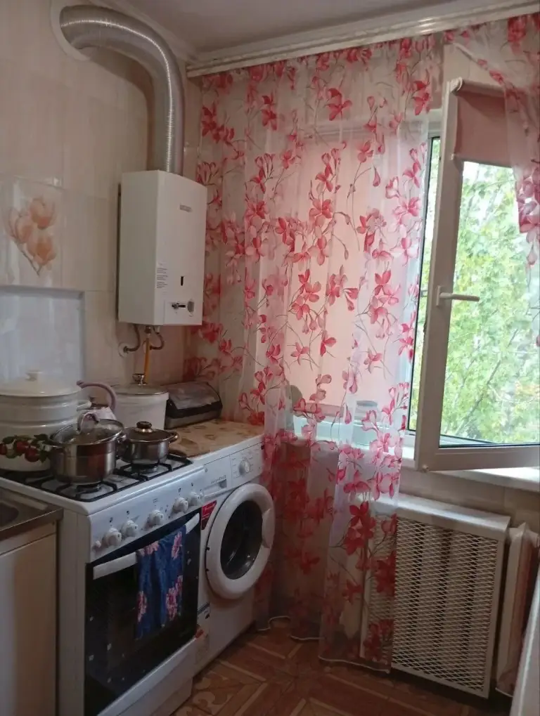 1 Комнатная квартира, ул. Куйбышева (администрация ленинского р-на) г. Донецк
5/5 Эт. Дома,32/16/7 кв. М.
Полный капитальный ремонт 2024 года. Все новое.
Замена труб сантехники и отопления, новые батареи (чугун ).
Новое сантехническое оборудование, мебель в санузле.
Полы керамогранит в прихожей, кухне и санузле; в комнате - линолеум.
Кухня оборудована встроенной мебелью, установлена вся бытовая техника.
В прихожей встроенная гардеробная по типу шкаф - купе, фасад - зеркало.
Новая мебель: диван, кресло, стенка, встроенная мебель на балконе, кондиционер.
Бытовая техника: холодильник, стиральная машина, микроволновка
Оставляем все. Квартира полностью готова к проживанию.
Дом теплый, крыша новая, двухскатная, шифер. Балкон утеплен, пластик.
Комфортное место для жизни: рядом магазины, рынок, транспорт.
Документы готовы. Быстрая сделка.
Цена 3 000 000 руб.
Тел. +7 949 079 54 50 валентина ан"проспект" - фотография - 5