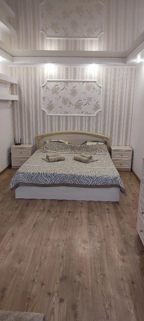 квартира посуточно, в самом центре г. донецка, на площади ленина в ворошиловском и в пролетарском районах г. донецка стоимость от 4т. р. новая мебель и техника. тел +79494737935, также на этом номере телеграмм и вотсап - фотография - 4