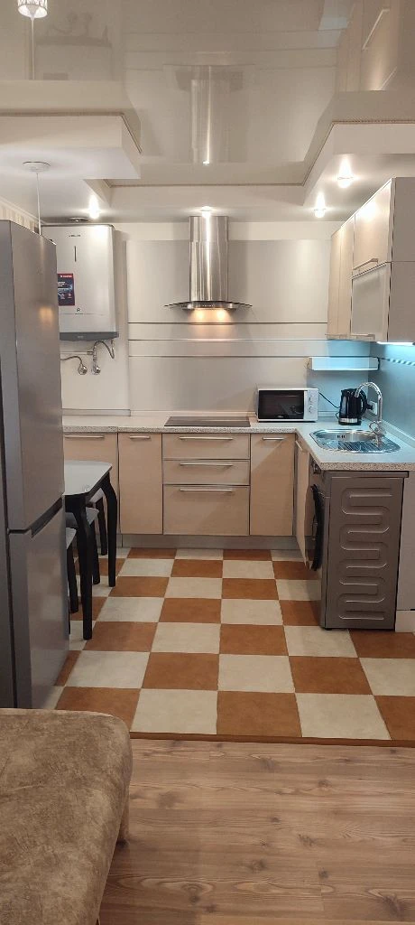 квартира посуточно, в самом центре г. донецка, на площади ленина в ворошиловском и в пролетарском районах г. донецка стоимость от 4т. р. новая мебель и техника. тел +79494737935, также на этом номере телеграмм и вотсап - фотография - 2