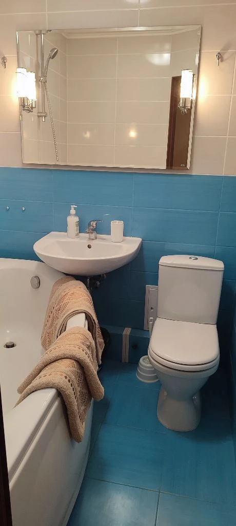 квартира посуточно, в самом центре г. донецка, на площади ленина в ворошиловском и в пролетарском районах г. донецка стоимость от 4т. р. новая мебель и техника. тел +79494737935, также на этом номере телеграмм и вотсап - фотография - 3