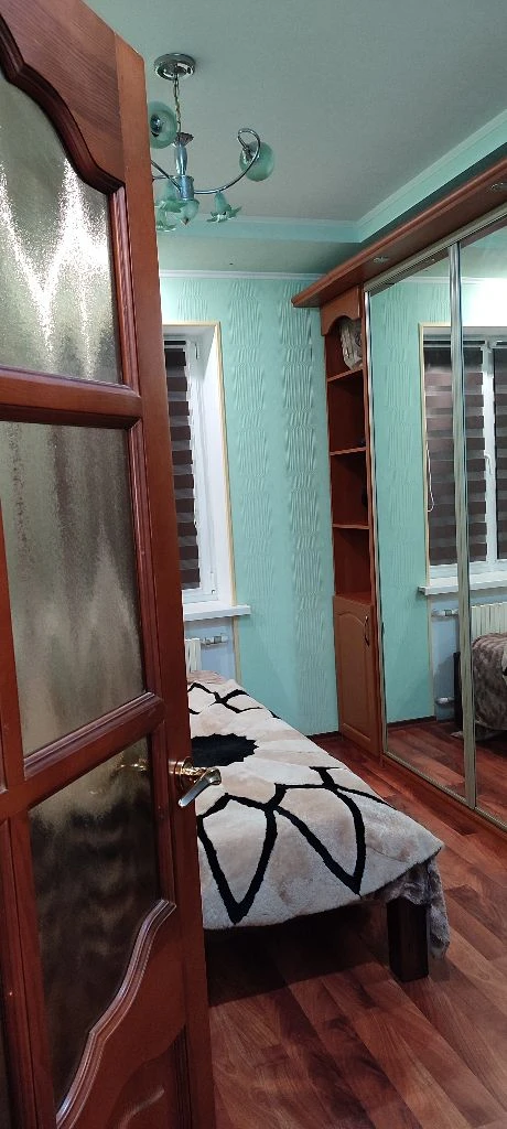 продам квартиру в пролетарском районе города донецка улица раздольная 2б,1эт.10этажного дома, квартира очень теплая, утеплена по периметру дома и с подвала, по всей площади квартиры, вода всегда подается, хороший напор, с лоджии есть личный сухой, хороший погреб, есть также перегородка и свой личный тамбур, в котором полы с подогревом. ремонт в квартире 2015 г. цена 7,8млн р. - фотография - 7