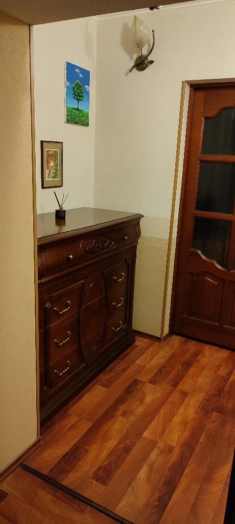 продам квартиру в пролетарском районе города донецка улица раздольная 2б,1эт.10этажного дома, квартира очень теплая, утеплена по периметру дома и с подвала, по всей площади квартиры, вода всегда подается, хороший напор, с лоджии есть личный сухой, хороший погреб, есть также перегородка и свой личный тамбур, в котором полы с подогревом. ремонт в квартире 2015 г. цена 7,8млн р. - фотография - 3