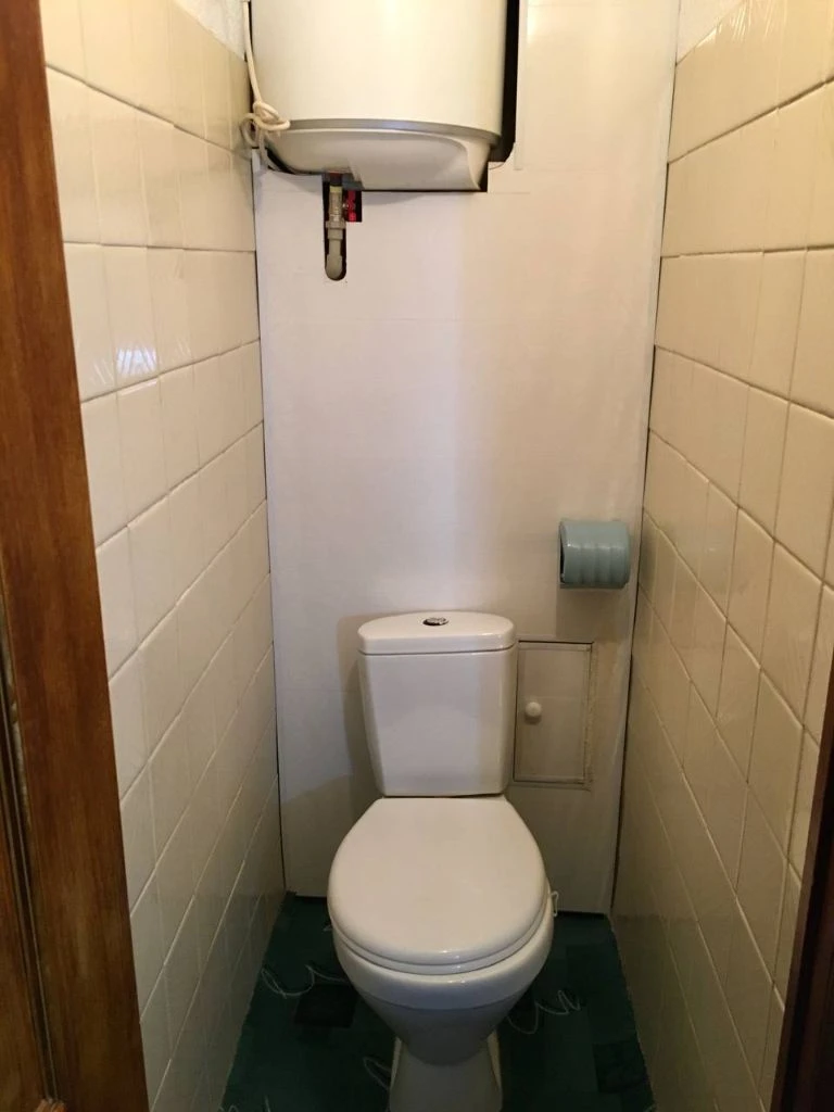 Продается 3-х комнатная квартира в г. Енакиево, р-н ватутина, ул. Ермишина, 4-й этаж 5-этажного дома. Дом 1980 года постройки, рядом котельная и лесонасаждения. Хорошее, жилое состояние. Квартира не угловая, вода есть всегда. Двойная деревянная входная дверь. Окна пластик. Заменены трубы отопления, водоснабжения, канализации. Водонагревательный бачок. Кабельное тв, интернет, wi-fi. Хорошее месторасположение, рядом садик, школы, магазины. В шаговой доступности автобусная и трамвайная остановки. Документы рф. Долгов нет. Цена 3400000 р. Возможен торг. Тел: +79494684930, телеграм: +79895024937 - фотография - 7