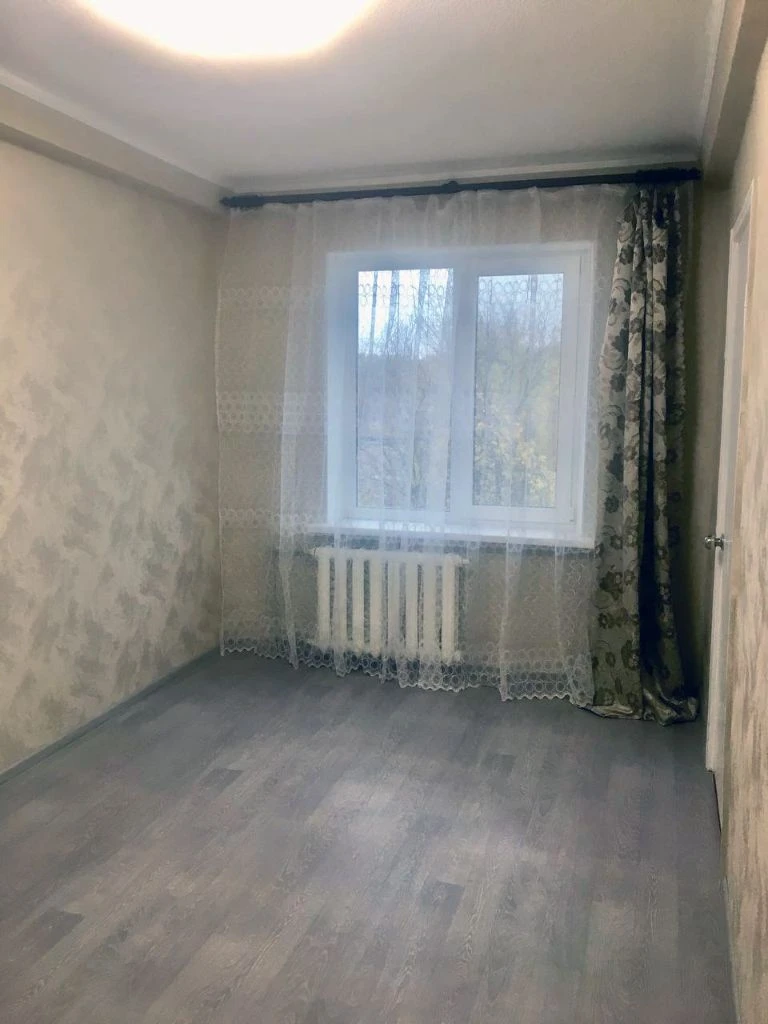 Продается 3-х комнатная квартира в г. Енакиево, р-н ватутина, ул. Ермишина, 4-й этаж 5-этажного дома. Дом 1980 года постройки, рядом котельная и лесонасаждения. Хорошее, жилое состояние. Квартира не угловая, вода есть всегда. Двойная деревянная входная дверь. Окна пластик. Заменены трубы отопления, водоснабжения, канализации. Водонагревательный бачок. Кабельное тв, интернет, wi-fi. Хорошее месторасположение, рядом садик, школы, магазины. В шаговой доступности автобусная и трамвайная остановки. Документы рф. Долгов нет. Цена 3400000 р. Возможен торг. Тел: +79494684930, телеграм: +79895024937 - фотография - 5