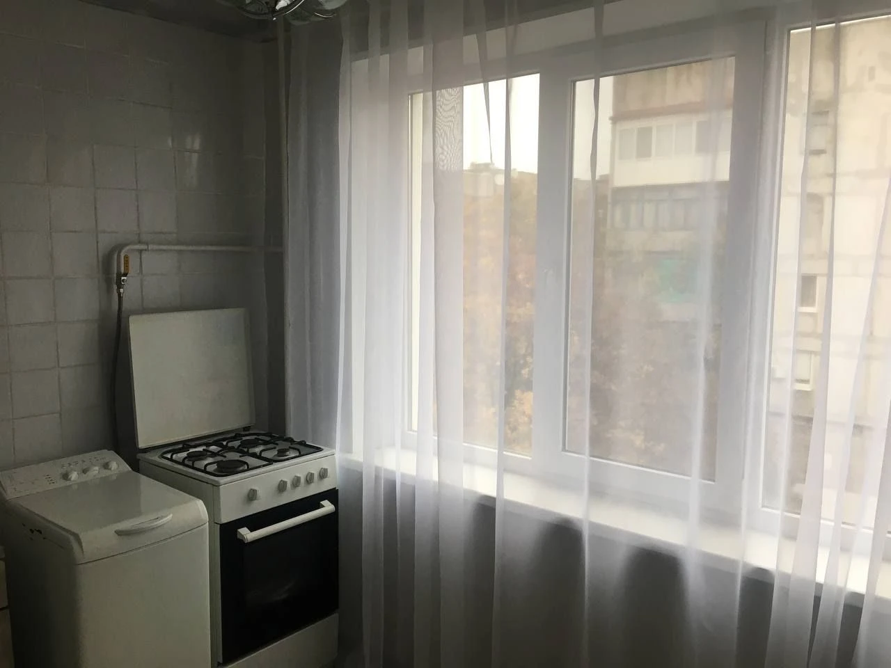 Продается 3-х комнатная квартира в г. Енакиево, р-н ватутина, ул. Ермишина, 4-й этаж 5-этажного дома. Дом 1980 года постройки, рядом котельная и лесонасаждения. Хорошее, жилое состояние. Квартира не угловая, вода есть всегда. Двойная деревянная входная дверь. Окна пластик. Заменены трубы отопления, водоснабжения, канализации. Водонагревательный бачок. Кабельное тв, интернет, wi-fi. Хорошее месторасположение, рядом садик, школы, магазины. В шаговой доступности автобусная и трамвайная остановки. Документы рф. Долгов нет. Цена 3400000 р. Возможен торг. Тел: +79494684930, телеграм: +79895024937 - фотография - 4