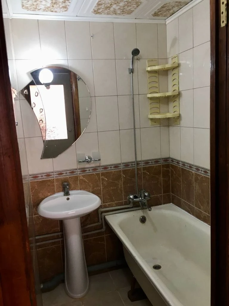 Продается 3-х комнатная квартира в г. Енакиево, р-н ватутина, ул. Ермишина, 4-й этаж 5-этажного дома. Дом 1980 года постройки, рядом котельная и лесонасаждения. Хорошее, жилое состояние. Квартира не угловая, вода есть всегда. Двойная деревянная входная дверь. Окна пластик. Заменены трубы отопления, водоснабжения, канализации. Водонагревательный бачок. Кабельное тв, интернет, wi-fi. Хорошее месторасположение, рядом садик, школы, магазины. В шаговой доступности автобусная и трамвайная остановки. Документы рф. Долгов нет. Цена 3400000 р. Возможен торг. Тел: +79494684930, телеграм: +79895024937 - фотография - 10