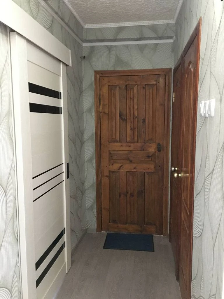 Продается 3-х комнатная квартира в г. Енакиево, р-н ватутина, ул. Ермишина, 4-й этаж 5-этажного дома. Дом 1980 года постройки, рядом котельная и лесонасаждения. Хорошее, жилое состояние. Квартира не угловая, вода есть всегда. Двойная деревянная входная дверь. Окна пластик. Заменены трубы отопления, водоснабжения, канализации. Водонагревательный бачок. Кабельное тв, интернет, wi-fi. Хорошее месторасположение, рядом садик, школы, магазины. В шаговой доступности автобусная и трамвайная остановки. Документы рф. Долгов нет. Цена 3400000 р. Возможен торг. Тел: +79494684930, телеграм: +79895024937 - фотография - 9