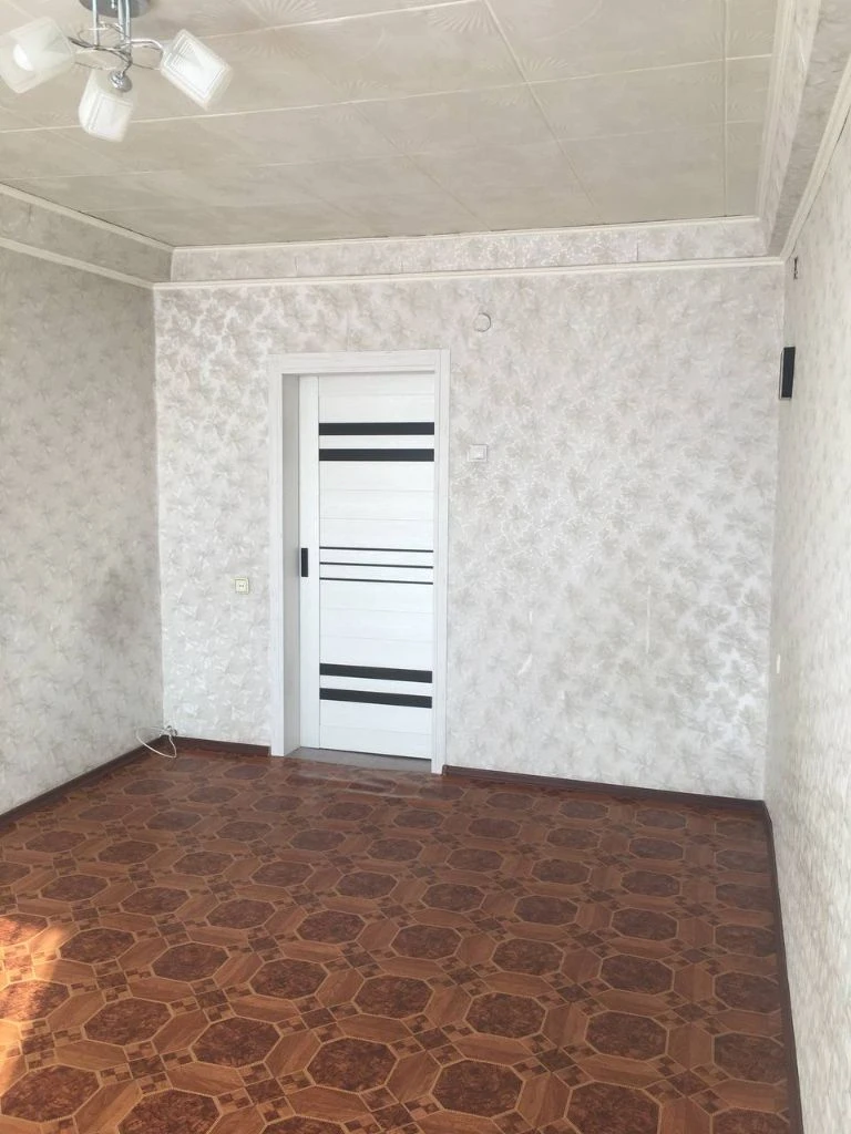 Продается 3-х комнатная квартира в г. Енакиево, р-н ватутина, ул. Ермишина, 4-й этаж 5-этажного дома. Дом 1980 года постройки, рядом котельная и лесонасаждения. Хорошее, жилое состояние. Квартира не угловая, вода есть всегда. Двойная деревянная входная дверь. Окна пластик. Заменены трубы отопления, водоснабжения, канализации. Водонагревательный бачок. Кабельное тв, интернет, wi-fi. Хорошее месторасположение, рядом садик, школы, магазины. В шаговой доступности автобусная и трамвайная остановки. Документы рф. Долгов нет. Цена 3400000 р. Возможен торг. Тел: +79494684930, телеграм: +79895024937 - фотография - 8