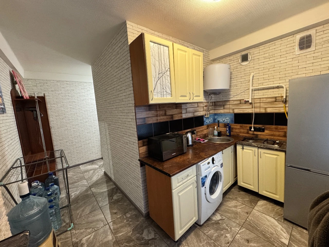 посуточно сдаеться уютная студия горловка по ул. гагарина недалеко от собора. есть бесконтактное заселение. все для комфортного времяпровождения иметься) при себе иметь паспорт +залог. т. +79298332237 тг. мах +79495832461 мария - фотография - 2