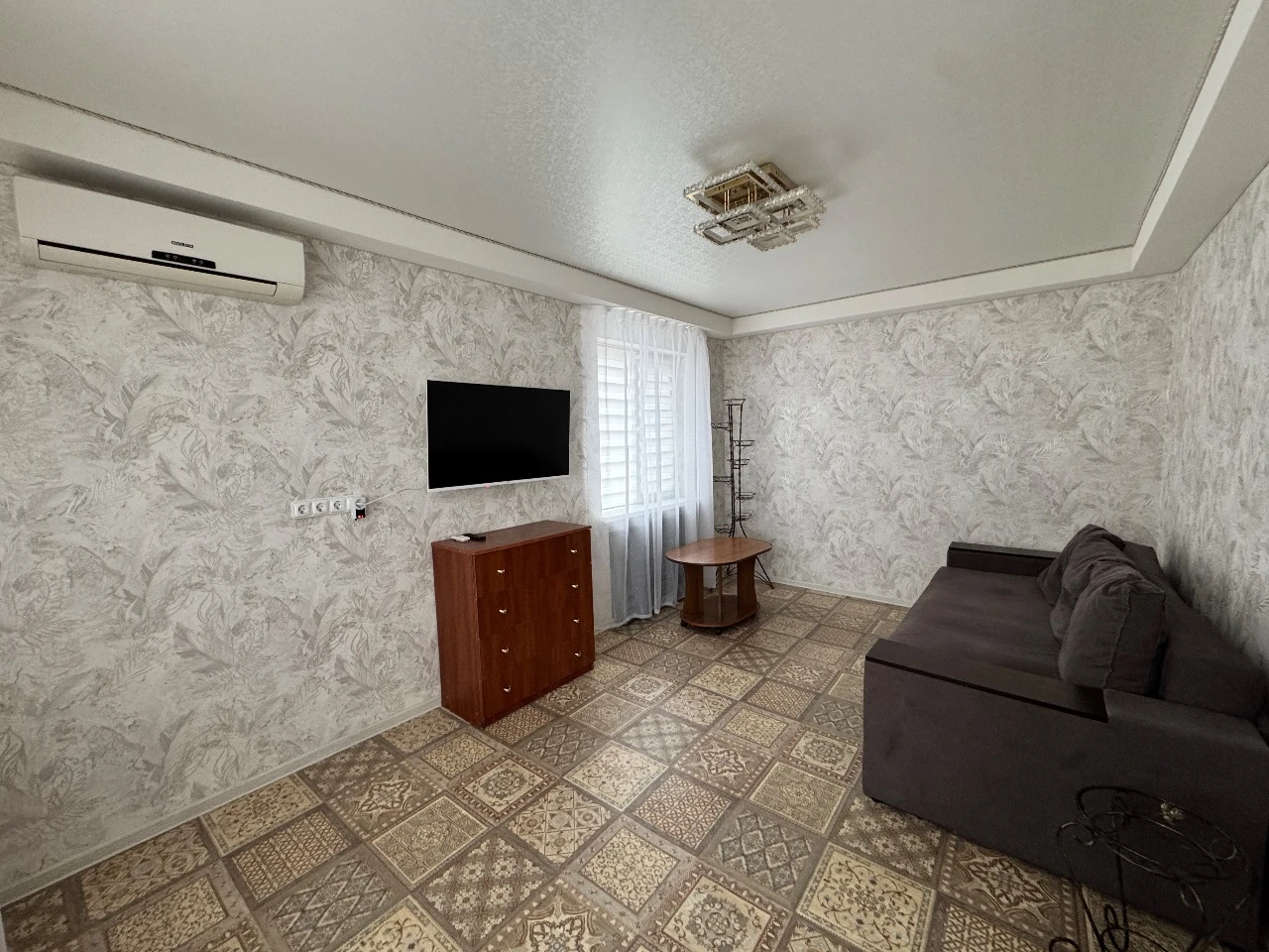 посуточно сдаеться уютная студия горловка по ул. гагарина недалеко от собора. есть бесконтактное зас... - фотография