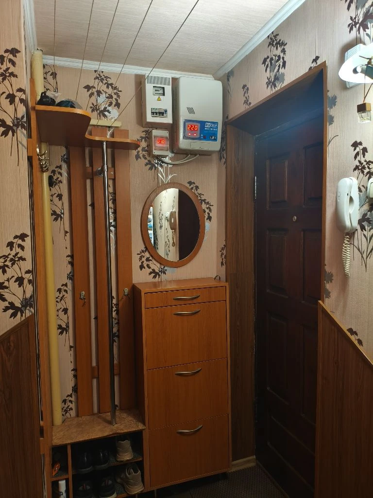 Горловка, цгр, район налоговой,2-х комнатная,1/4,утеплена, решетки, двойная дверь, колонка, кондицио... - фотография