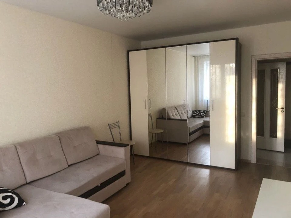 Сдаю однокомнатную квартиру в калининском районе напротив мед. Университета. Квартира общей площадью 38 кв. М2 расположена на 4 этаже 9 этажного дома (вода доходит) сдается на долгий срок. По наполняемости есть все самое необходимое для комфортного проживания от чайника до посуды (заехал и живи) все расходы могут быть оплачены в счет арендной платы, так же если что-то сломается в ходе эксплуатации первые 2 месяца готовы покрывать все расходы за счет собственника. Цена: 25.000 рублей. ☎️ телефон +7(949)077-81-38 (telegram) есть варианты по всему городу! - фотография - 3