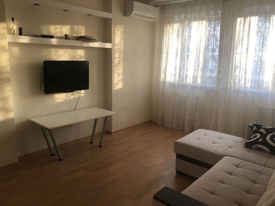 Сдаю однокомнатную квартиру в калининском районе напротив мед. Университета. Квартира общей площадью 38 кв. М2 расположена на 4 этаже 9 этажного дома (вода доходит) сдается на долгий срок. По наполняемости есть все самое необходимое для комфортного проживания от чайника до посуды (заехал и живи) все расходы могут быть оплачены в счет арендной платы, так же если что-то сломается в ходе эксплуатации первые 2 месяца готовы покрывать все расходы за счет собственника. Цена: 25.000 рублей. ☎️ телефон +7(949)077-81-38 (telegram) есть варианты по всему городу! - фотография - 2