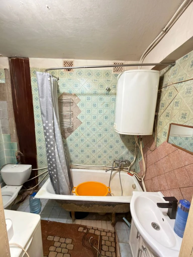 г. торез ул. 50лет ссср д. 1.   з ех комн. квартира.   4эт.    жилой 3эт.   на 1 этаже. магазин.     80кв. м.   срочно. 3 млн небольшой торг. 79590140501 - фотография - 6