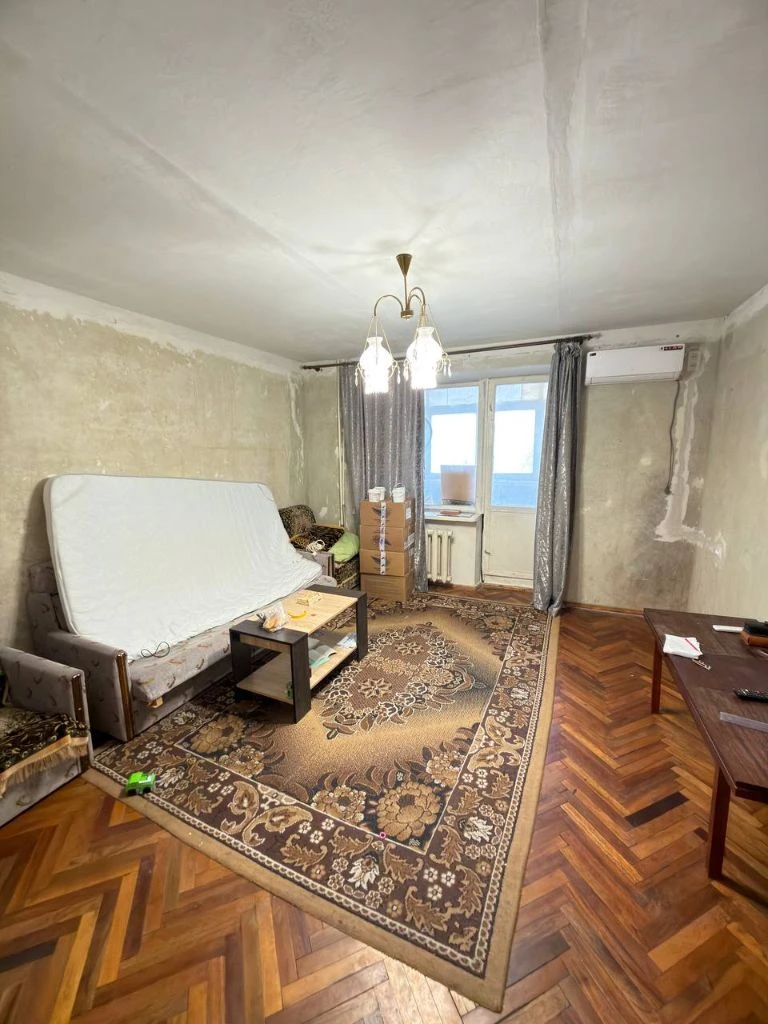 г. торез ул. 50лет ссср д. 1.   з ех комн. квартира.   4эт.    жилой 3эт.   на 1 этаже. магазин.     80кв. м.   срочно. 3 млн небольшой торг. 79590140501 - фотография - 2