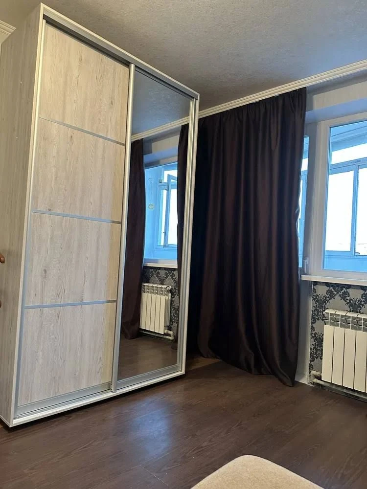 сдается однокомнатная квартира в кировском районе, мкр. широкий. площадь квартиры: 33м². этаж: 7 из 9. квартира просторная, светлая. есть вся необходимая мебель и техника для комфортного проживания: двухспальная кровать, диван, рабочее место, вместительный шкаф, необходимый кухонный гарнитур. тихий, спальный район со всей инфраструктурой, в пешей доступности есть школы, сады, магазины, аптеки и т. п. стоимость аренды - 20000 рублей в месяц, коммунальные услуги оплачиваются отдельно, по счётчикам. залог 100%, при необходимости можно разбить на два платежа, при выезде возвращается. по всем вопросам звоните по номеру +7(949)040-95-20 или пишите tg - @dmitriy_rus1 - фотография - 2